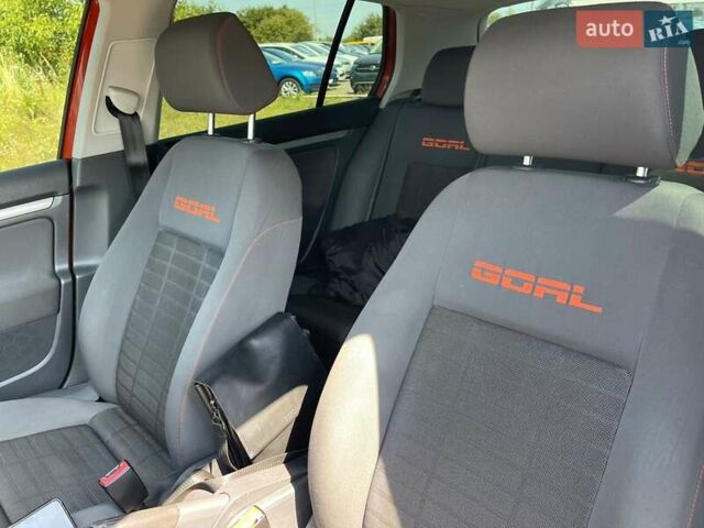 Оранжевый Фольксваген Гольф, объемом двигателя 1.39 л и пробегом 210 тыс. км за 5200 $, фото 12 на Automoto.ua