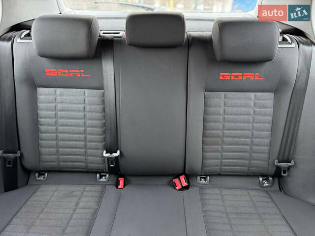 Оранжевый Фольксваген Гольф, объемом двигателя 1.6 л и пробегом 225 тыс. км за 5990 $, фото 33 на Automoto.ua