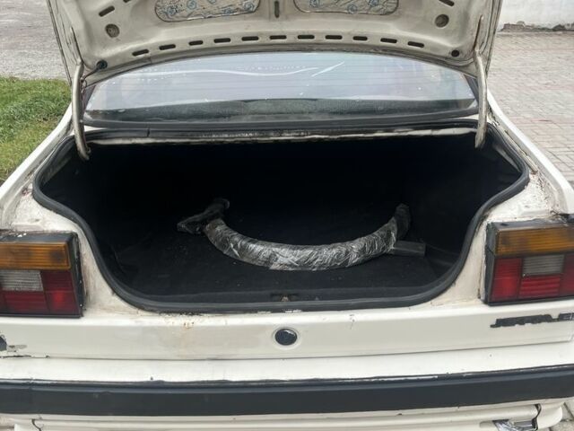 Белый Фольксваген Джетта, объемом двигателя 1.6 л и пробегом 300 тыс. км за 1350 $, фото 7 на Automoto.ua