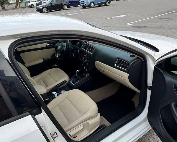 Белый Фольксваген Джетта, объемом двигателя 2.48 л и пробегом 241 тыс. км за 8700 $, фото 8 на Automoto.ua