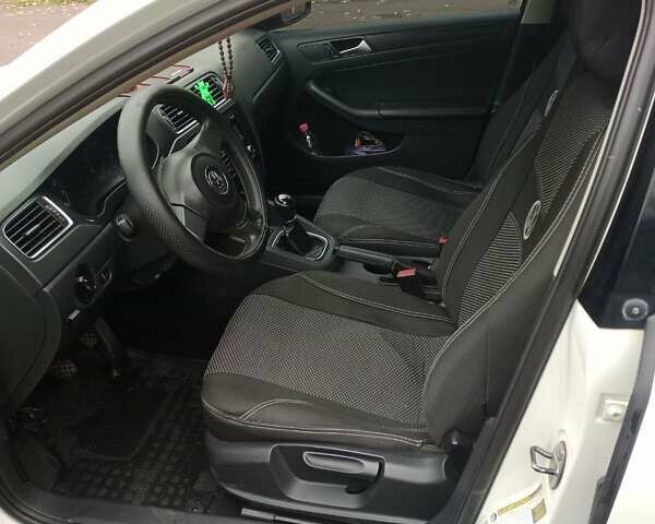 Фольксваген Джетта 2012 у Ромнах на Automoto.ua Білий Фольксваген Джетта, об'ємом двигуна 1.98 л та пробігом 262 тис. км за 7500 $, фото 17 на Automoto.ua