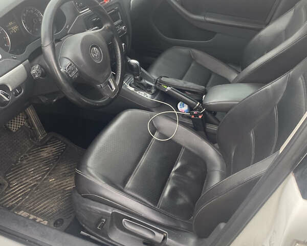 Белый Фольксваген Джетта, объемом двигателя 2.48 л и пробегом 213 тыс. км за 7777 $, фото 7 на Automoto.ua