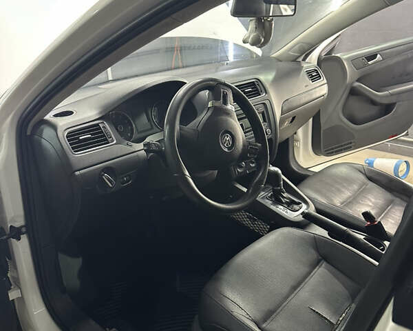 Белый Фольксваген Джетта, объемом двигателя 2.5 л и пробегом 252 тыс. км за 7700 $, фото 4 на Automoto.ua