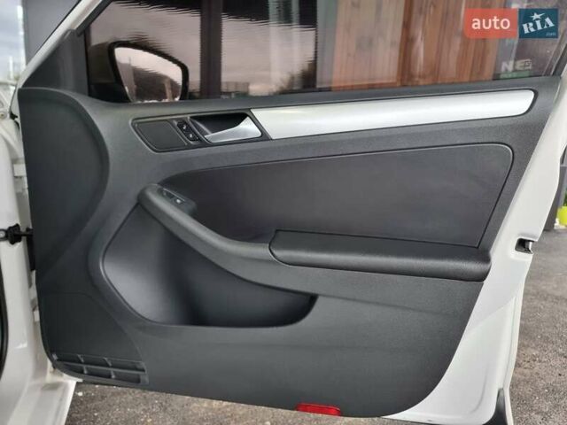 Білий Фольксваген Джетта, об'ємом двигуна 1.97 л та пробігом 180 тис. км за 9899 $, фото 48 на Automoto.ua