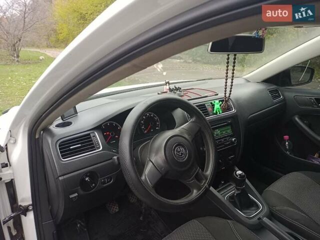 Фольксваген Джетта 2012 у Ромнах на Automoto.ua Білий Фольксваген Джетта, об'ємом двигуна 1.98 л та пробігом 262 тис. км за 7500 $, фото 12 на Automoto.ua