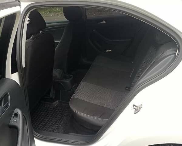 Фольксваген Джетта 2012 у Ромнах на Automoto.ua Білий Фольксваген Джетта, об'ємом двигуна 1.98 л та пробігом 262 тис. км за 7500 $, фото 16 на Automoto.ua