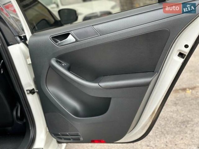 Белый Фольксваген Джетта, объемом двигателя 2.5 л и пробегом 265 тыс. км за 8590 $, фото 19 на Automoto.ua