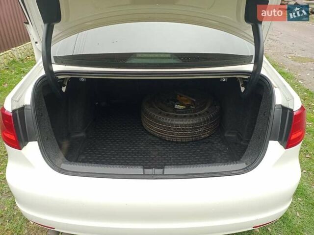 Фольксваген Джетта 2012 у Ромнах на Automoto.ua Білий Фольксваген Джетта, об'ємом двигуна 1.98 л та пробігом 262 тис. км за 7500 $, фото 10 на Automoto.ua