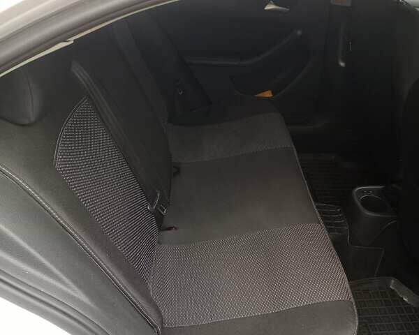 Фольксваген Джетта 2012 у Ромнах на Automoto.ua Білий Фольксваген Джетта, об'ємом двигуна 1.98 л та пробігом 262 тис. км за 7500 $, фото 14 на Automoto.ua