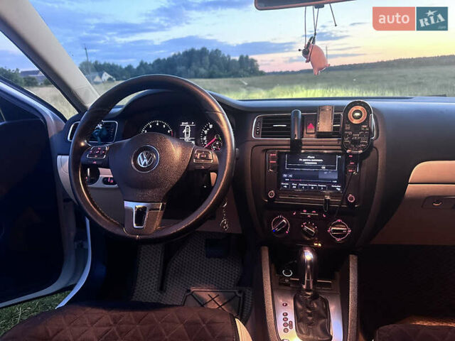 Белый Фольксваген Джетта, объемом двигателя 2.5 л и пробегом 203 тыс. км за 10500 $, фото 7 на Automoto.ua