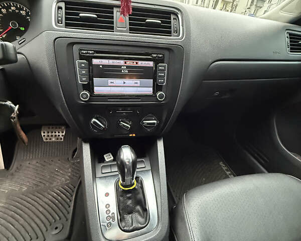 Белый Фольксваген Джетта, объемом двигателя 2.48 л и пробегом 209 тыс. км за 8300 $, фото 31 на Automoto.ua