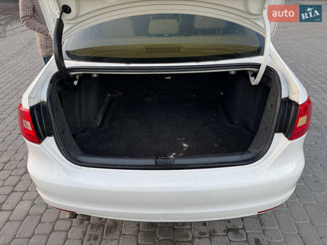 Фольксваген Джетта 2012 в Виннице на Automoto.ua Белый Фольксваген Джетта, объемом двигателя 2.48 л и пробегом 199 тыс. км за 8500 $, фото 46 на Automoto.ua