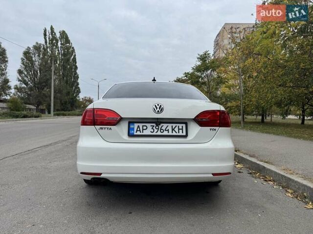 Фольксваген Джетта 2013 в Запорожье на Automoto.ua Белый Фольксваген Джетта, объемом двигателя 1.97 л и пробегом 216 тыс. км за 10400 $, фото 3 на Automoto.ua