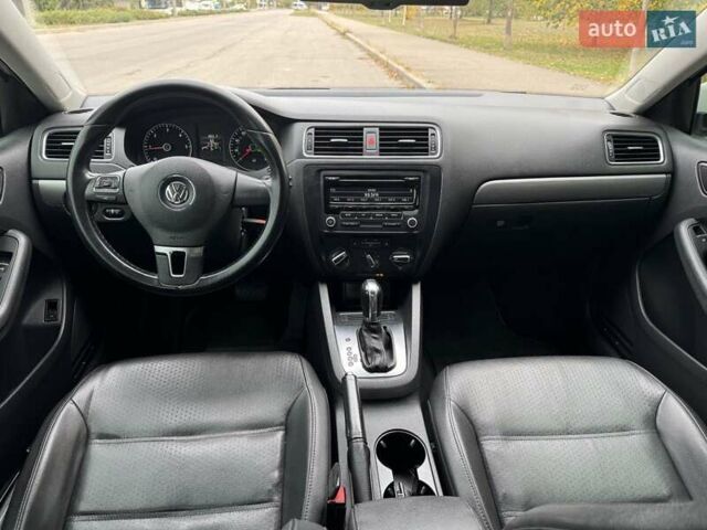 Фольксваген Джетта 2013 в Запорожье на Automoto.ua Белый Фольксваген Джетта, объемом двигателя 1.97 л и пробегом 216 тыс. км за 10400 $, фото 10 на Automoto.ua