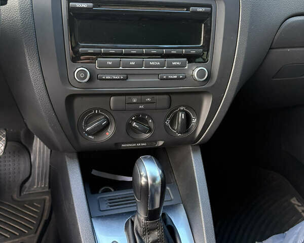 Фольксваген Джетта 2013 в Запорожье на Automoto.ua Белый Фольксваген Джетта, объемом двигателя 1.98 л и пробегом 169 тыс. км за 8000 $, фото 3 на Automoto.ua
