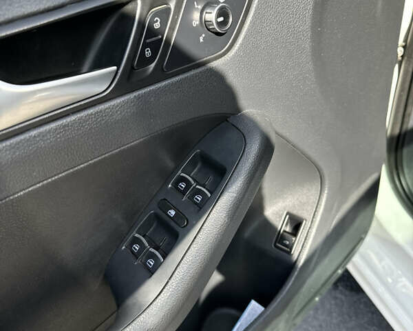 Белый Фольксваген Джетта, объемом двигателя 2.48 л и пробегом 230 тыс. км за 9700 $, фото 21 на Automoto.ua