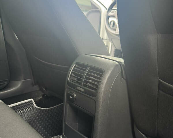 Белый Фольксваген Джетта, объемом двигателя 1.4 л и пробегом 243 тыс. км за 10999 $, фото 53 на Automoto.ua