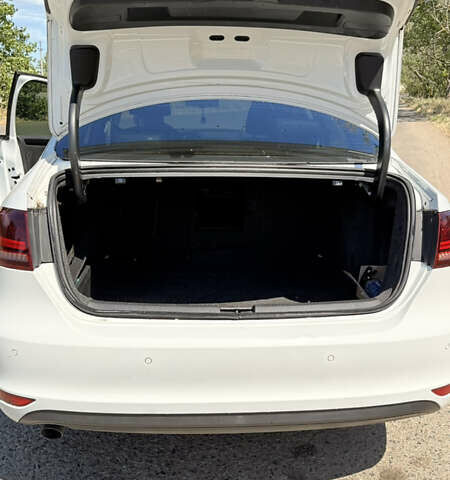 Белый Фольксваген Джетта, объемом двигателя 1.6 л и пробегом 170 тыс. км за 11200 $, фото 5 на Automoto.ua