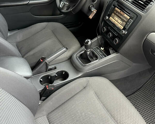 Белый Фольксваген Джетта, объемом двигателя 2 л и пробегом 195 тыс. км за 9000 $, фото 26 на Automoto.ua