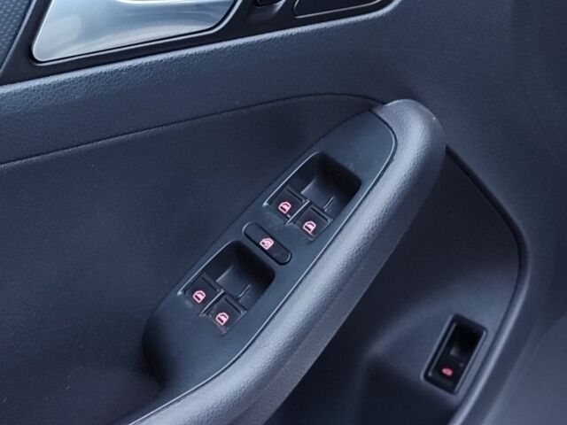 Білий Фольксваген Джетта, об'ємом двигуна 2 л та пробігом 151 тис. км за 10000 $, фото 6 на Automoto.ua