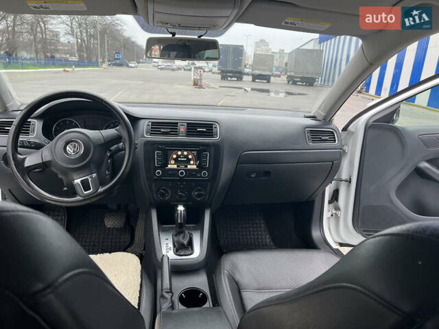 Белый Фольксваген Джетта, объемом двигателя 1.8 л и пробегом 150 тыс. км за 7999 $, фото 23 на Automoto.ua