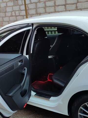 Білий Фольксваген Джетта, об'ємом двигуна 2 л та пробігом 151 тис. км за 10000 $, фото 9 на Automoto.ua