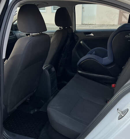 Білий Фольксваген Джетта, об'ємом двигуна 2 л та пробігом 117 тис. км за 10500 $, фото 6 на Automoto.ua