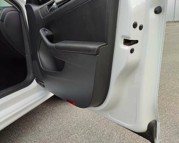 Белый Фольксваген Джетта, объемом двигателя 1.97 л и пробегом 240 тыс. км за 11500 $, фото 1 на Automoto.ua