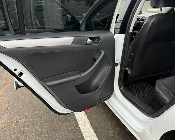 Білий Фольксваген Джетта, об'ємом двигуна 1.8 л та пробігом 165 тис. км за 10000 $, фото 15 на Automoto.ua