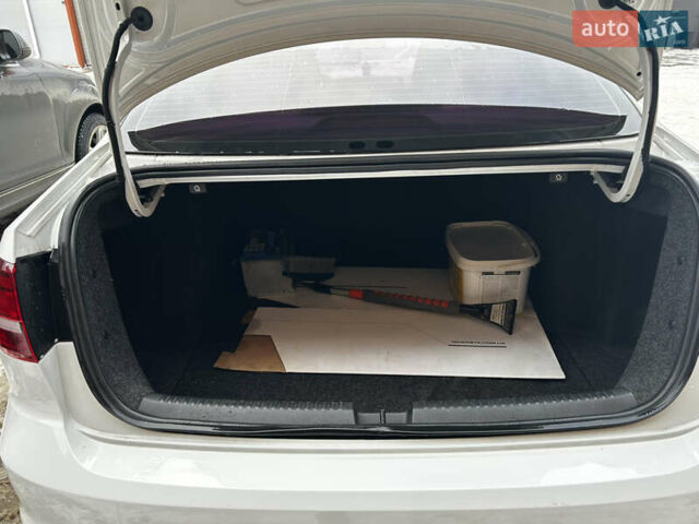 Белый Фольксваген Джетта, объемом двигателя 1.8 л и пробегом 180 тыс. км за 10999 $, фото 14 на Automoto.ua