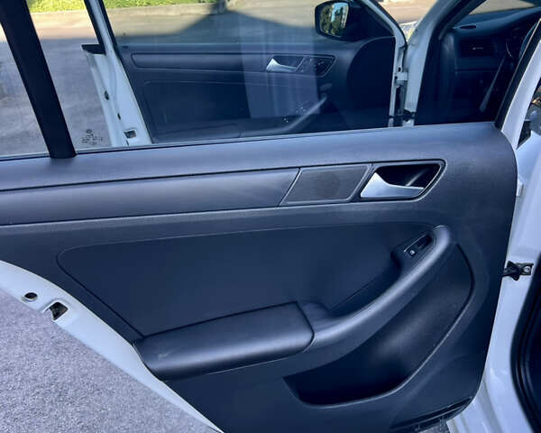 Белый Фольксваген Джетта, объемом двигателя 1.4 л и пробегом 195 тыс. км за 9000 $, фото 42 на Automoto.ua