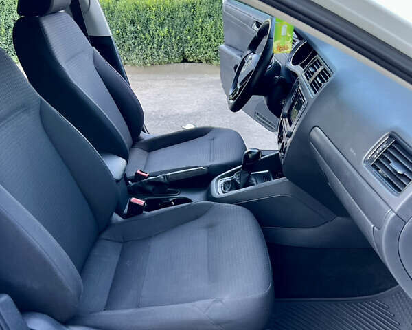 Белый Фольксваген Джетта, объемом двигателя 1.4 л и пробегом 195 тыс. км за 9000 $, фото 52 на Automoto.ua