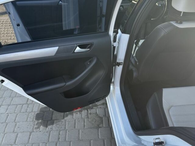 Білий Фольксваген Джетта, об'ємом двигуна 1.8 л та пробігом 173 тис. км за 10500 $, фото 6 на Automoto.ua