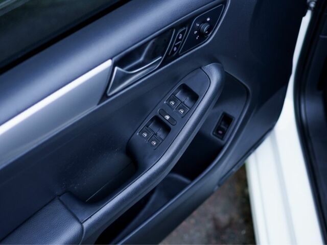 Белый Фольксваген Джетта, объемом двигателя 1.8 л и пробегом 196 тыс. км за 9300 $, фото 6 на Automoto.ua