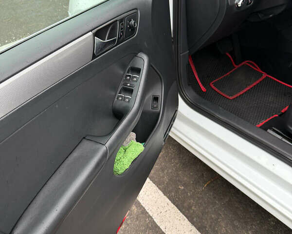 Білий Фольксваген Джетта, об'ємом двигуна 1.8 л та пробігом 165 тис. км за 10000 $, фото 5 на Automoto.ua