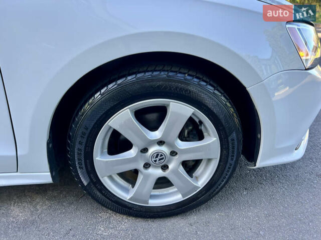 Белый Фольксваген Джетта, объемом двигателя 1.4 л и пробегом 195 тыс. км за 9000 $, фото 58 на Automoto.ua