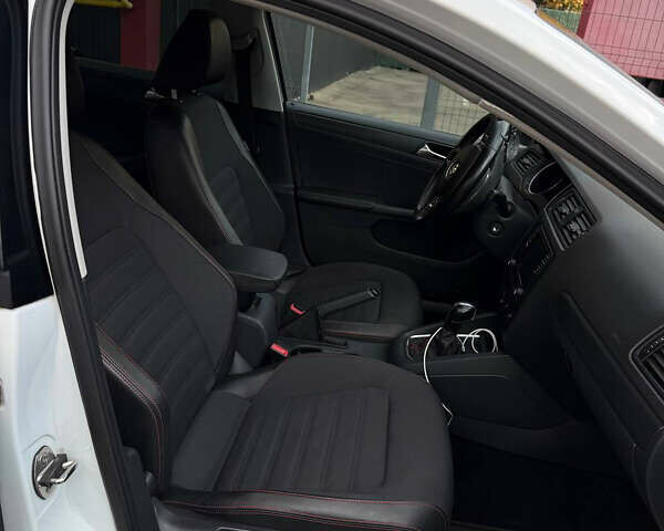 Белый Фольксваген Джетта, объемом двигателя 1.39 л и пробегом 146 тыс. км за 10500 $, фото 4 на Automoto.ua