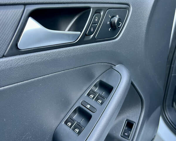 Белый Фольксваген Джетта, объемом двигателя 1.4 л и пробегом 195 тыс. км за 9000 $, фото 43 на Automoto.ua