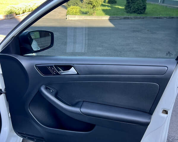 Белый Фольксваген Джетта, объемом двигателя 1.4 л и пробегом 195 тыс. км за 9000 $, фото 41 на Automoto.ua