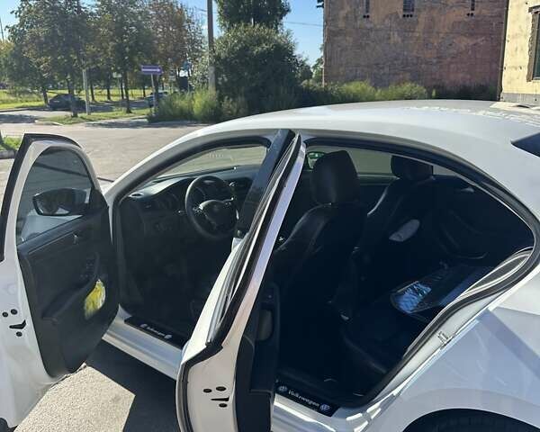 Белый Фольксваген Джетта, объемом двигателя 1.4 л и пробегом 159 тыс. км за 10500 $, фото 13 на Automoto.ua