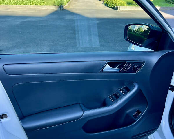 Белый Фольксваген Джетта, объемом двигателя 1.4 л и пробегом 195 тыс. км за 9000 $, фото 48 на Automoto.ua