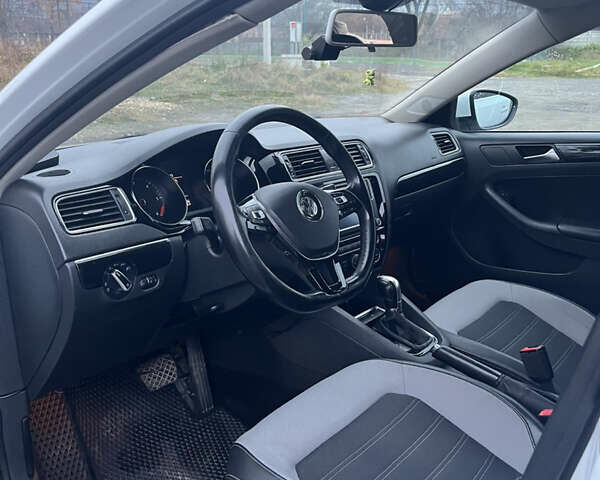 Белый Фольксваген Джетта, объемом двигателя 1.6 л и пробегом 202 тыс. км за 11600 $, фото 6 на Automoto.ua