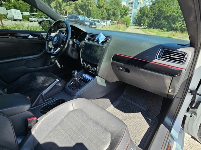 Білий Фольксваген Джетта, об'ємом двигуна 2 л та пробігом 179 тис. км за 11500 $, фото 4 на Automoto.ua