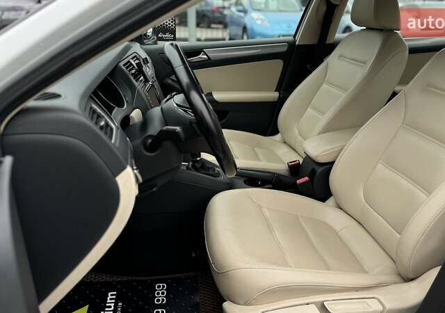 Белый Фольксваген Джетта, объемом двигателя 1.39 л и пробегом 74 тыс. км за 13500 $, фото 16 на Automoto.ua