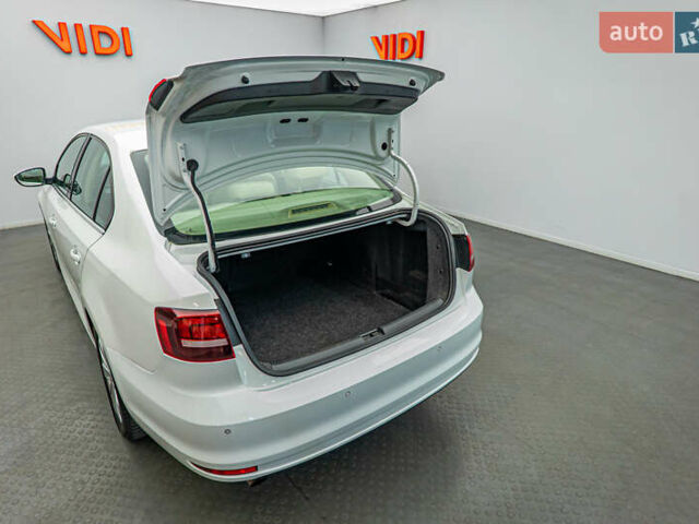 Фольксваген Джетта 2016 в Киеве на Automoto.ua Белый Фольксваген Джетта, объемом двигателя 1.6 л и пробегом 102 тыс. км за 11404 $, фото 6 на Automoto.ua