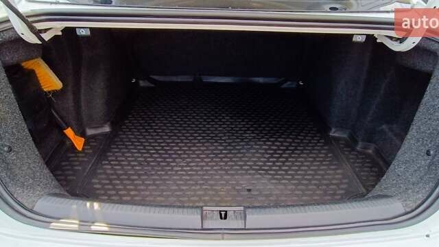 Білий Фольксваген Джетта, об'ємом двигуна 1.6 л та пробігом 301 тис. км за 9000 $, фото 12 на Automoto.ua