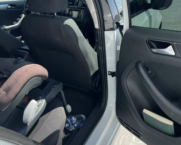 Білий Фольксваген Джетта, об'ємом двигуна 1.6 л та пробігом 187 тис. км за 10800 $, фото 11 на Automoto.ua