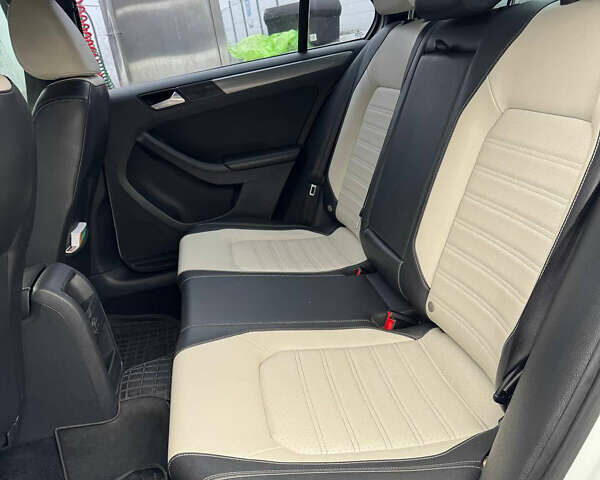 Білий Фольксваген Джетта, об'ємом двигуна 1.8 л та пробігом 103 тис. км за 13000 $, фото 9 на Automoto.ua