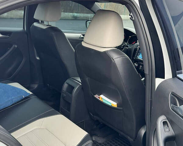 Білий Фольксваген Джетта, об'ємом двигуна 1.8 л та пробігом 103 тис. км за 13000 $, фото 14 на Automoto.ua