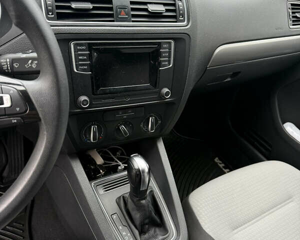 Білий Фольксваген Джетта, об'ємом двигуна 1.39 л та пробігом 98 тис. км за 11000 $, фото 9 на Automoto.ua